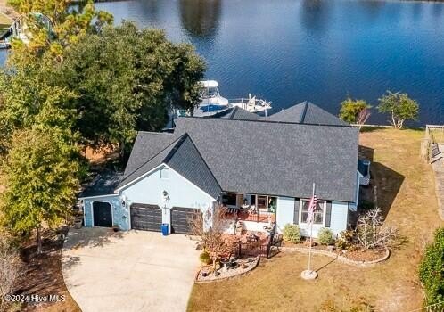 Waterfront resort home with stunning waterfront views! Dock your - Beach Home for sale in New Bern, North Carolina on Beachhouse.com