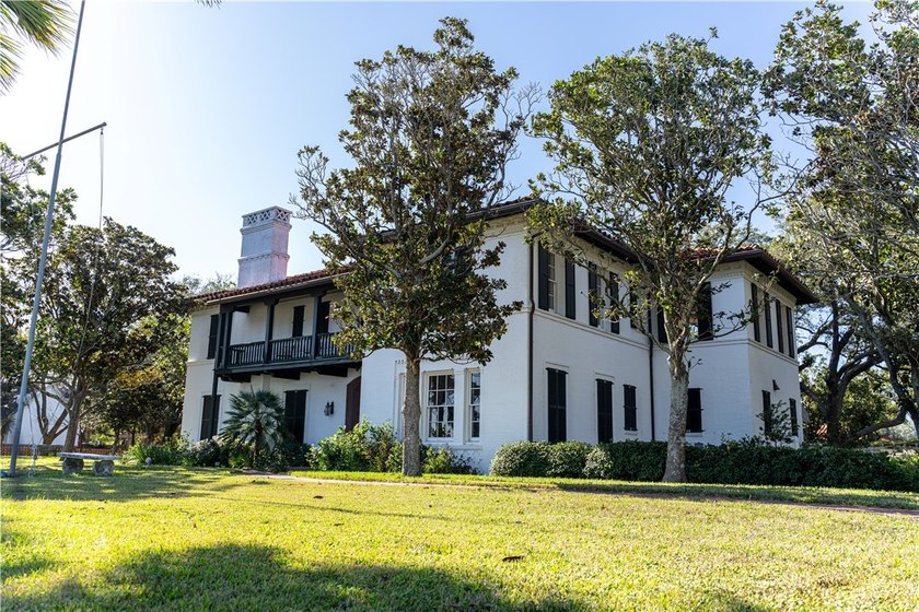 Stunning Historical Estate with Bay Views. Step into history - Beach Home for sale in Corpus Christi, Texas on Beachhouse.com