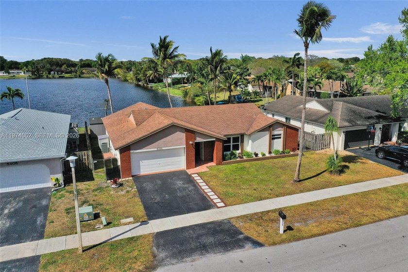 WELCOME HOME TO *SOMEPLACE SPECIAL* COOPER CITY. A SINGLE FAMILY - Beach Home for sale in Cooper City, Florida on Beachhouse.com
