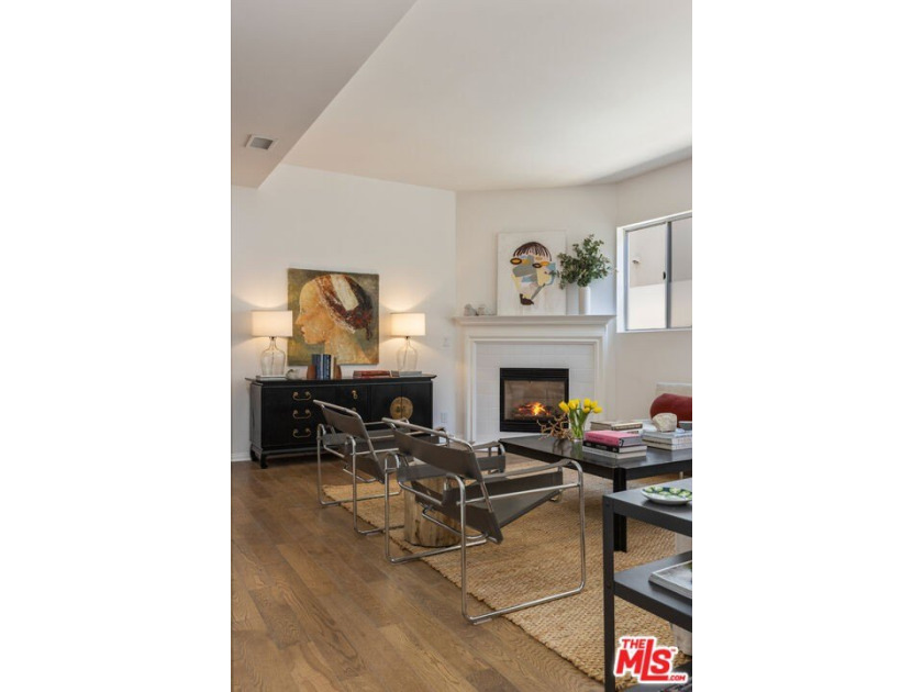 Experience an effortless lifestyle buoyed by ocean breezes, with - Beach Condo for sale in Santa Monica, California on Beachhouse.com