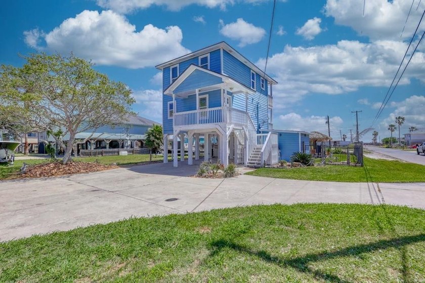 Waterfront Coastal Canal Home with Heated Pool & Boat Lift - Beach Home for sale in Corpus Christi, Texas on Beachhouse.com