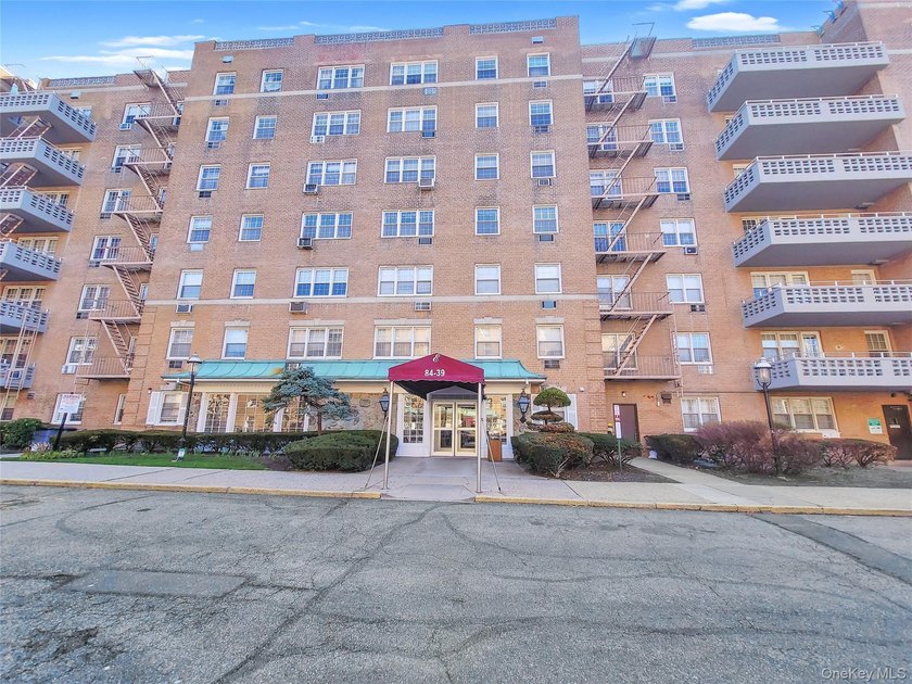 Welcome to this exceptional 6th-floor one-bedroom residence in - Beach Condo for sale in Lindenwood, New York on Beachhouse.com