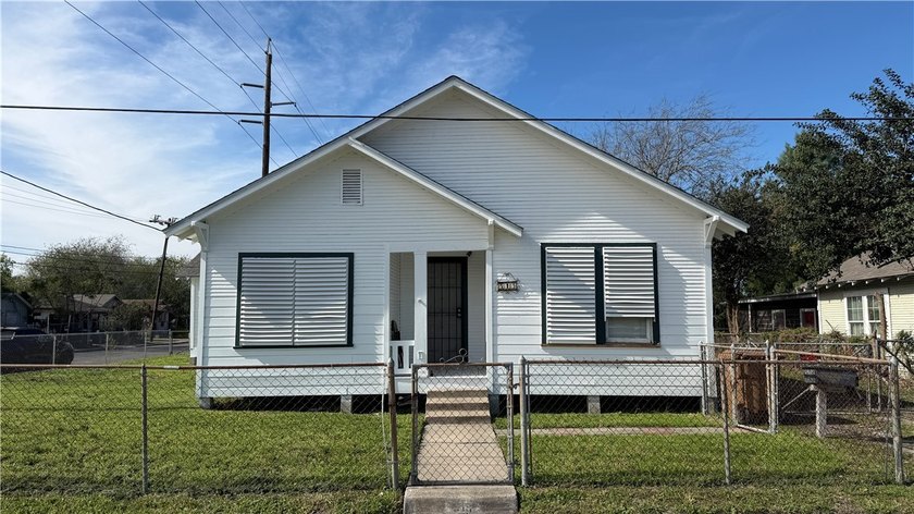 A lovely 1,450 sqft 1960's Craftsman Home for sale on a huge 10 - Beach Home for sale in Corpus Christi, Texas on Beachhouse.com