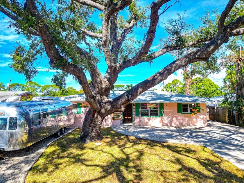 This Gulf Gate area home sits in one of the most convenient - Beach Home for sale in Sarasota, Florida on Beachhouse.com