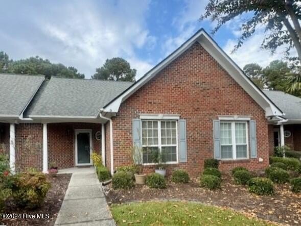 This move-in ready two-bedroom, two-bathroom townhome nestled in - Beach Townhome/Townhouse for sale in Wilmington, North Carolina on Beachhouse.com