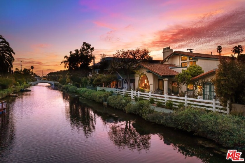 This Canal home is on the picturesque and historic Venice of - Beach Home for sale in Venice, California on Beachhouse.com