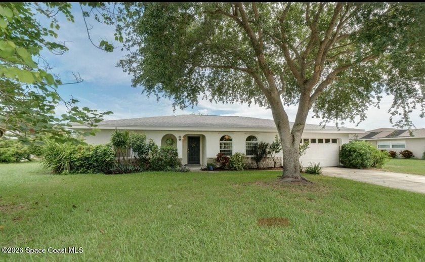 On Mallards Landing Golf Course, but no HOA fees! This charming - Beach Home for sale in Melbourne, Florida on Beachhouse.com