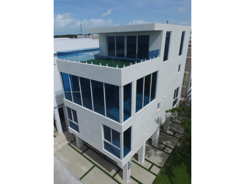 Beautiful turnkey modern new construction home. Corner lot with - Beach Home for sale in Key Largo, Florida on Beachhouse.com