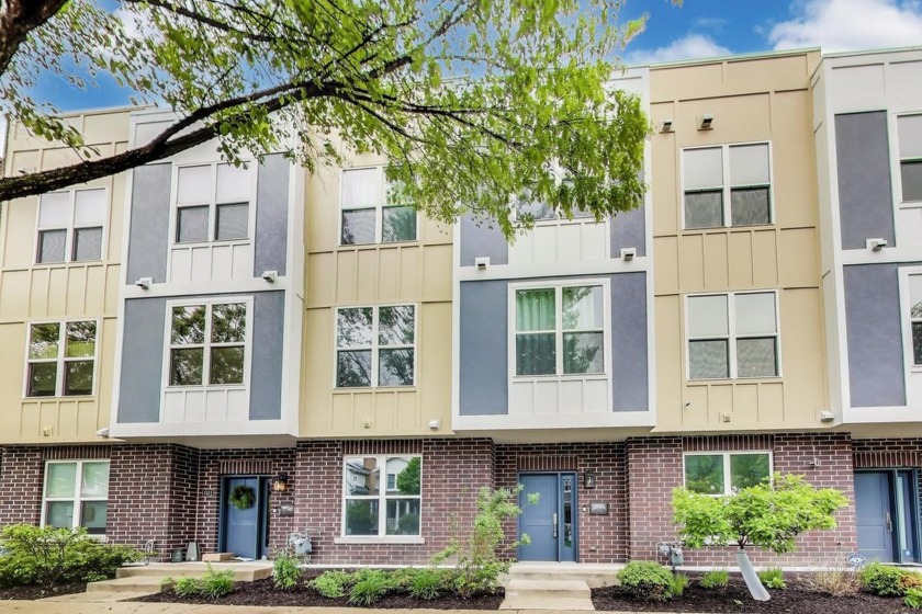 Don't miss out on this luxe downtown Skokie townhouse. Built in - Beach Townhome/Townhouse for sale in Skokie, Illinois on Beachhouse.com