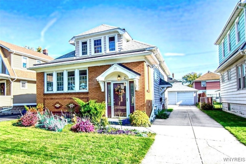 Charming home exudes character  style; w/beautiful landscaping - Beach Home for sale in West Seneca, New York on Beachhouse.com