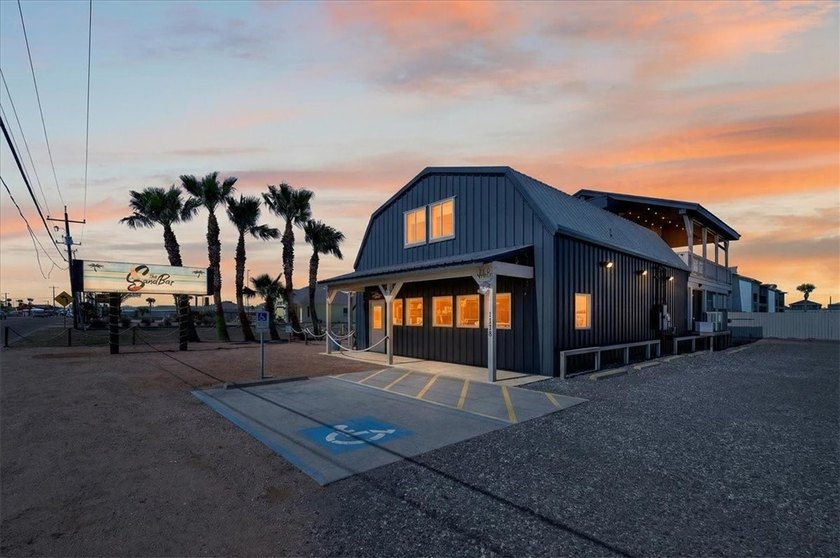 Endless opportunity awaits at 118 Cut Off Rd!! Centrally located - Beach Commercial for sale in Port Aransas, Texas on Beachhouse.com