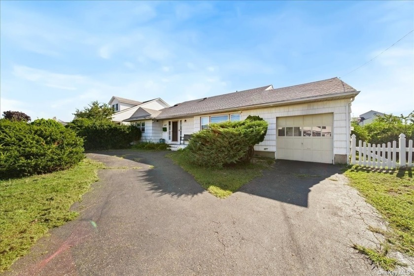 This large waterfront house offers over 2,300 square feet of - Beach Home for sale in Massapequa, New York on Beachhouse.com