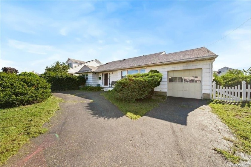 This large waterfront house offers over 2,300 square feet of - Beach Home for sale in Massapequa, New York on Beachhouse.com