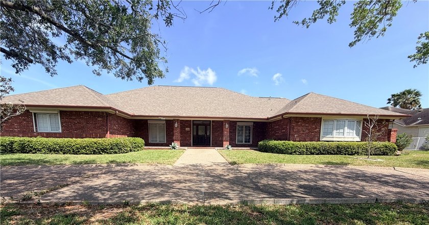 SELLERS WELCOME ALL OFFERS! A classic Kings Crossing gem, this - Beach Home for sale in Corpus Christi, Texas on Beachhouse.com