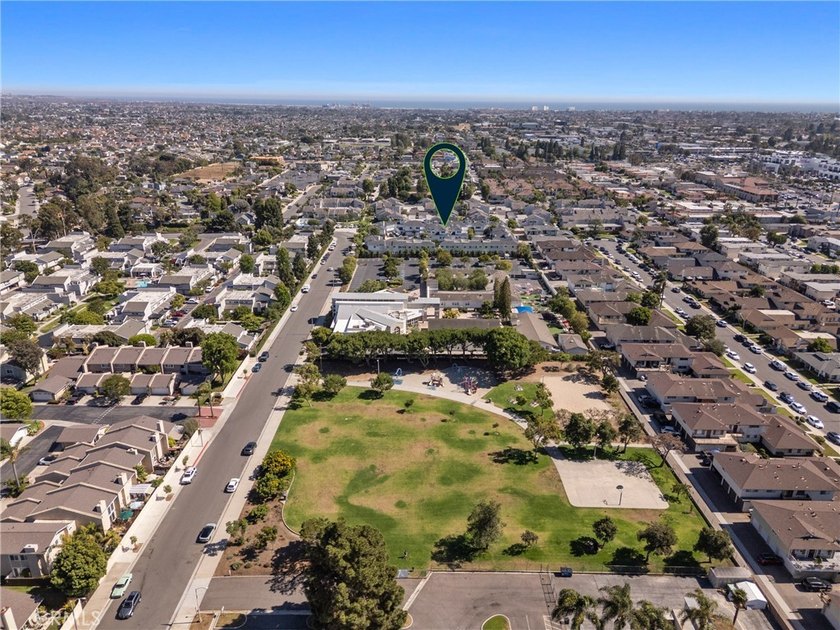 PRICED TO SELL NOW & BELOW LAST SOLD COMP. Just in time for the - Beach Home for sale in Huntington Beach, California on Beachhouse.com