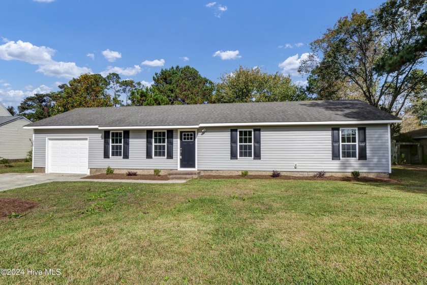 Like NEW!!! This beautifully renovated 3 bed, 2 bath home with - Beach Home for sale in Morehead City, North Carolina on Beachhouse.com