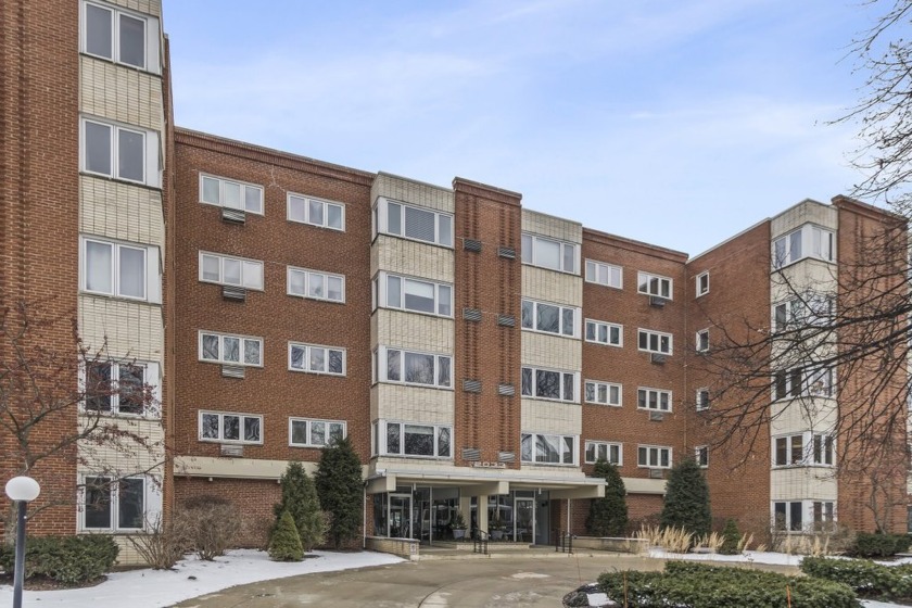 Welcome to this spacious 2-bedroom, 2-bath condo, perfectly - Beach Home for sale in Evanston, Illinois on Beachhouse.com