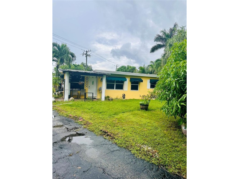 This lovely house needs TLC and someone to take advantage of the - Beach Home for sale in Hollywood, Florida on Beachhouse.com