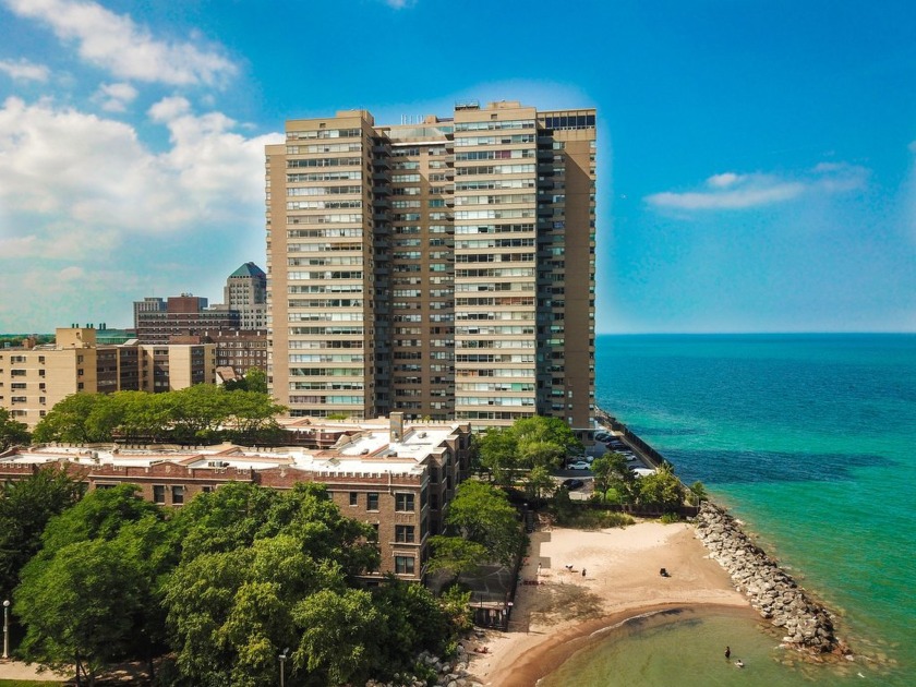 Stunning Lakefront Living! This beautiful and spacious 2-bedroom - Beach Home for sale in Chicago, Illinois on Beachhouse.com