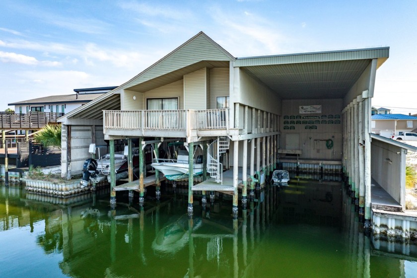 607 Magnolia Drive is a canal-front, two-bedroom, two-bath - Beach Home for sale in Destin, Florida on Beachhouse.com