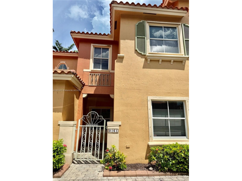 Motivated Seller!! Welcome to the beautiful lush Villas at - Beach Townhome/Townhouse for sale in Dania, Florida on Beachhouse.com