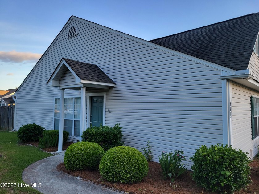 Welcome to this beautifully maintained 2-bedroom, 2-bath - Beach Townhome/Townhouse for sale in Wilmington, North Carolina on Beachhouse.com