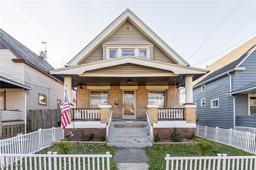Beautifully updated 3-bedroom, 3-bath bungalow with bonus room - Beach Home for sale in Cleveland, Ohio on Beachhouse.com