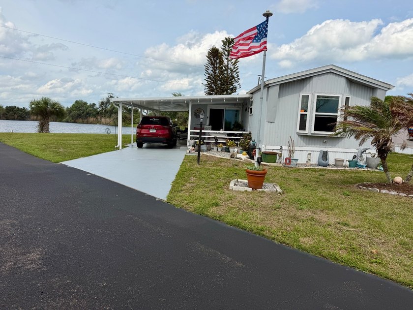 This beautifully maintained 2-bedroom, 2-bath home is located in - Beach Home for sale in South Daytona, Florida on Beachhouse.com