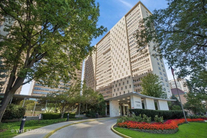 Welcome to this elegantly appointed 2-bedroom, 1-bath condo - Beach Home for sale in Chicago, Illinois on Beachhouse.com