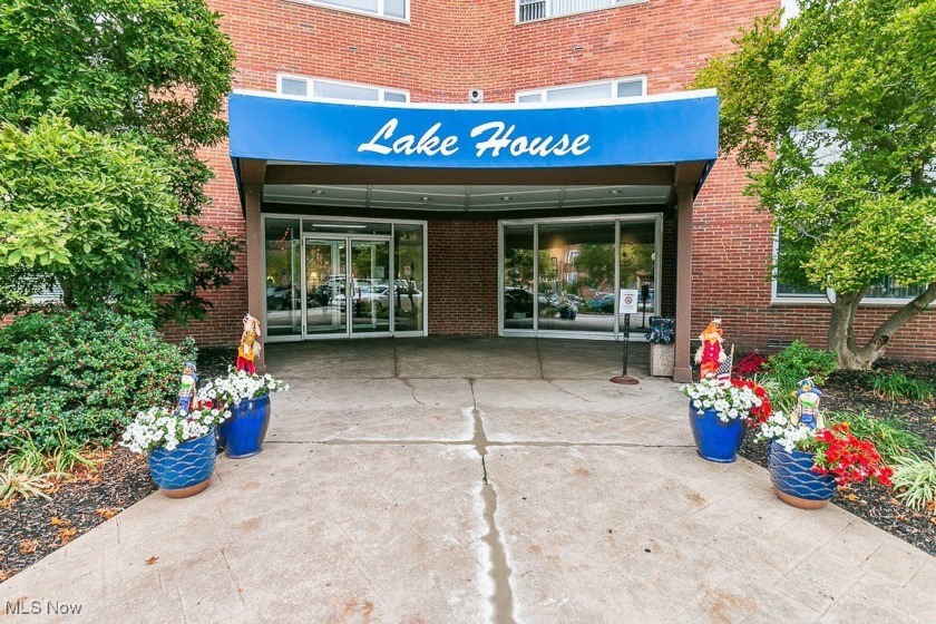 Wake up to Lake Erie Sunrises, and enjoy stunning sunsets on the - Beach Condo for sale in Lakewood, Ohio on Beachhouse.com