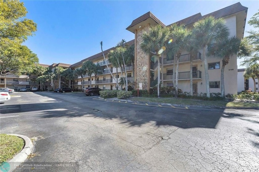 This inviting 2nd-floor unit, located on the lake, is warm & - Beach Condo for sale in Tamarac, Florida on Beachhouse.com