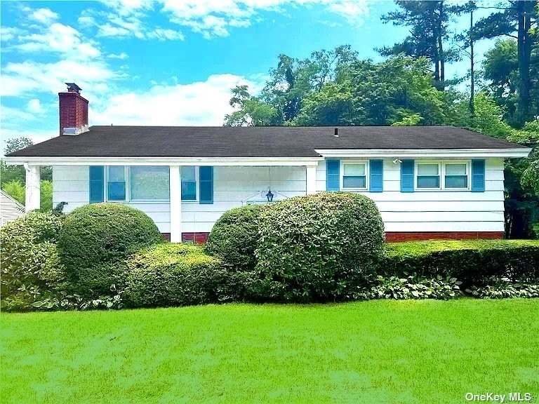 This perfect split-level ranch is ideally situated between the - Beach Home for sale in New Rochelle, New York on Beachhouse.com