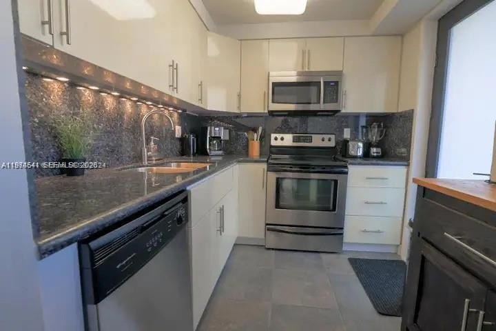 Beautiful 1/1 intracoastal first floor apartment. Easy and - Beach Condo for sale in Hallandale Beach, Florida on Beachhouse.com