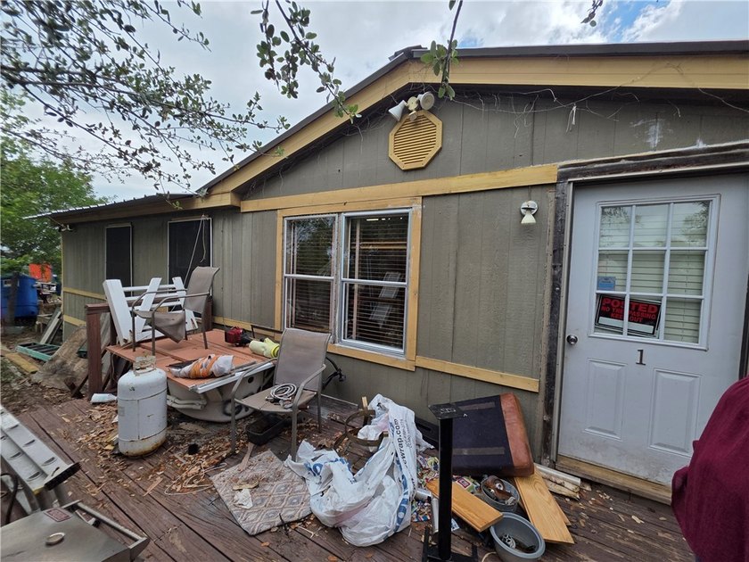 INVESTOR / HANDYMAN / FLIPPER OPPORTUNITY IN GREAT ROCKPORT - Beach Home for sale in Rockport, Texas on Beachhouse.com