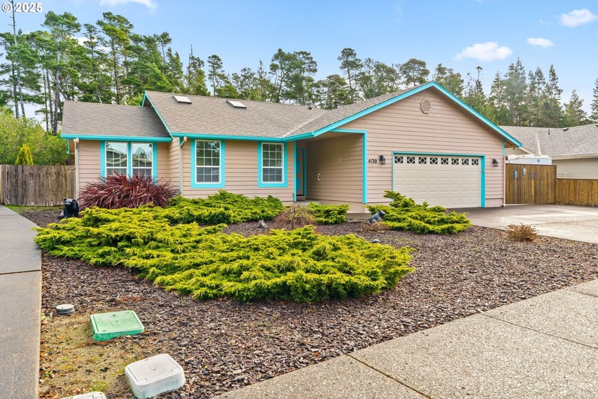 Located on a quiet street, this meticulously maintained - Beach Home for sale in Florence, Oregon on Beachhouse.com