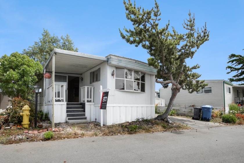 This two-bedroom, 2 bath home with 672+/- square feet of living - Beach Home for sale in Half Moon Bay, California on Beachhouse.com