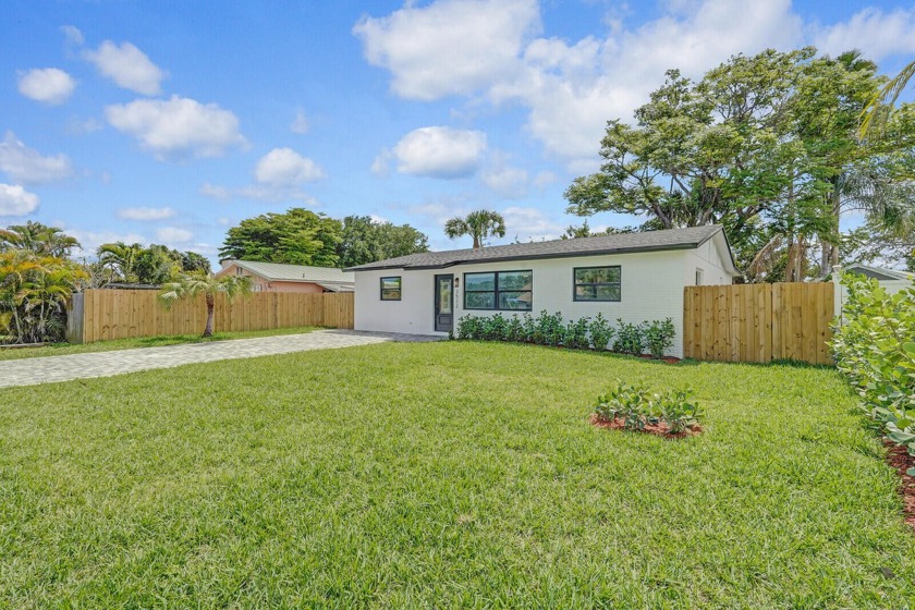 3/2 PBG Gem! No HOA & EVERYTHING is new!!! A/C, tankless water - Beach Home for sale in Palm Beach Gardens, Florida on Beachhouse.com