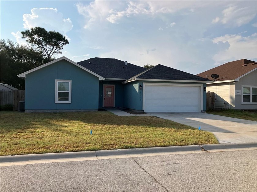 Coastal charm boasts 3 bedrooms, 2 bathrooms, 2 car garage, with - Beach Home for sale in Aransas Pass, Texas on Beachhouse.com