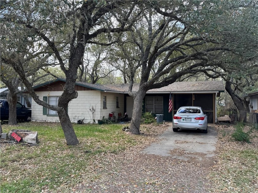 Opportunity knocks in the heart of Rockport! This 3-bedroom, 1 - Beach Home for sale in Rockport, Texas on Beachhouse.com