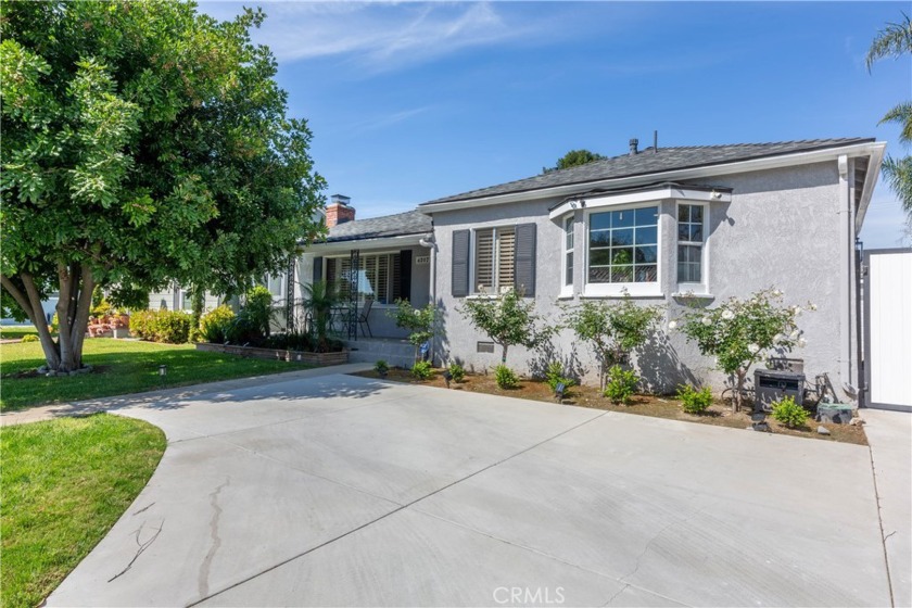 This charming 1940s remodeled classic home is gorgeous. It is - Beach Home for sale in Long Beach, California on Beachhouse.com