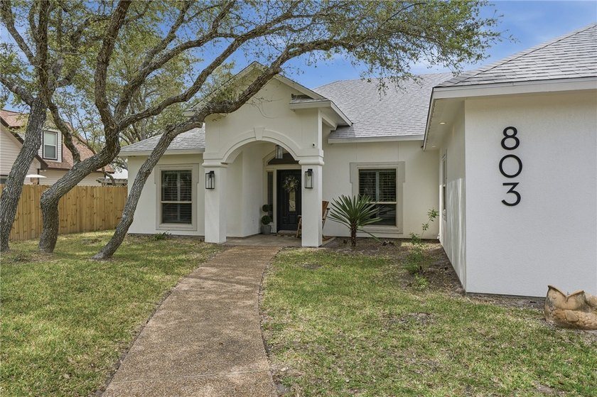 Welcome to this beautifully maintained home in the desirable - Beach Home for sale in Rockport, Texas on Beachhouse.com