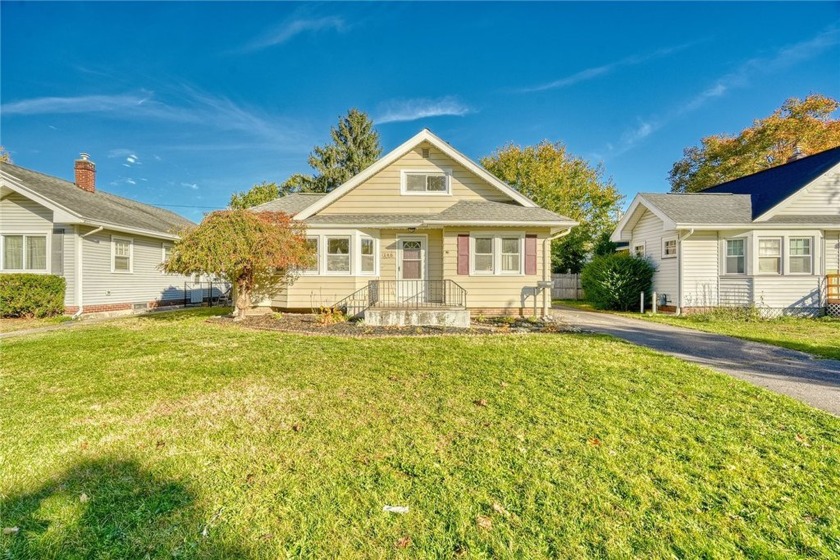 ESTATE LISTING/ NO PCD.....REMOVE SHOES- BRAND NEW CARPET - Beach Home for sale in Irondequoit, New York on Beachhouse.com