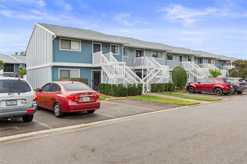 This inviting 2-bedroom, 2-bath condo offers a comfortable - Beach Condo for sale in Bradenton, Florida on Beachhouse.com