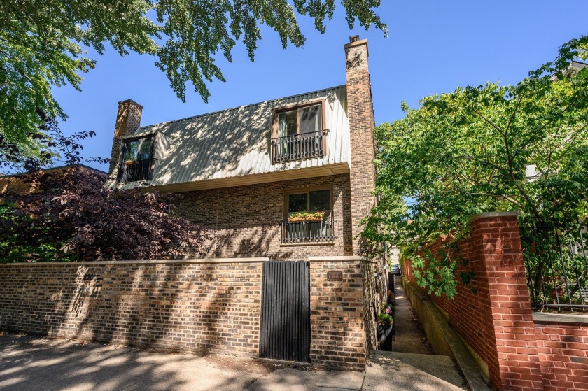 Beautifully updated brick townhome in a prime location! This - Beach Home for sale in Chicago, Illinois on Beachhouse.com