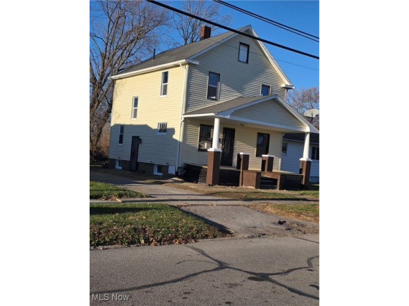 Great Eastside lorain location, walk to river, lake, downtown - Beach Home for sale in Lorain, Ohio on Beachhouse.com