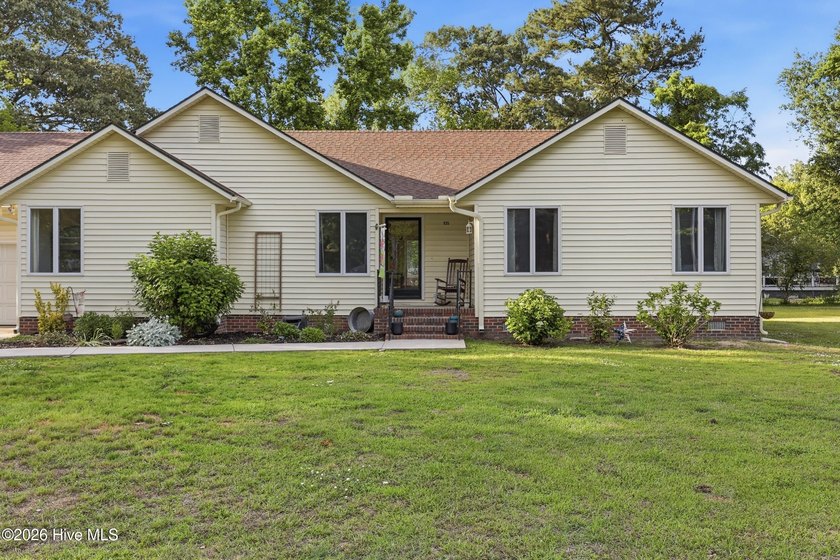Vaulted ceilings, loads of character, and a floor plan that - Beach Home for sale in Edenton, North Carolina on Beachhouse.com