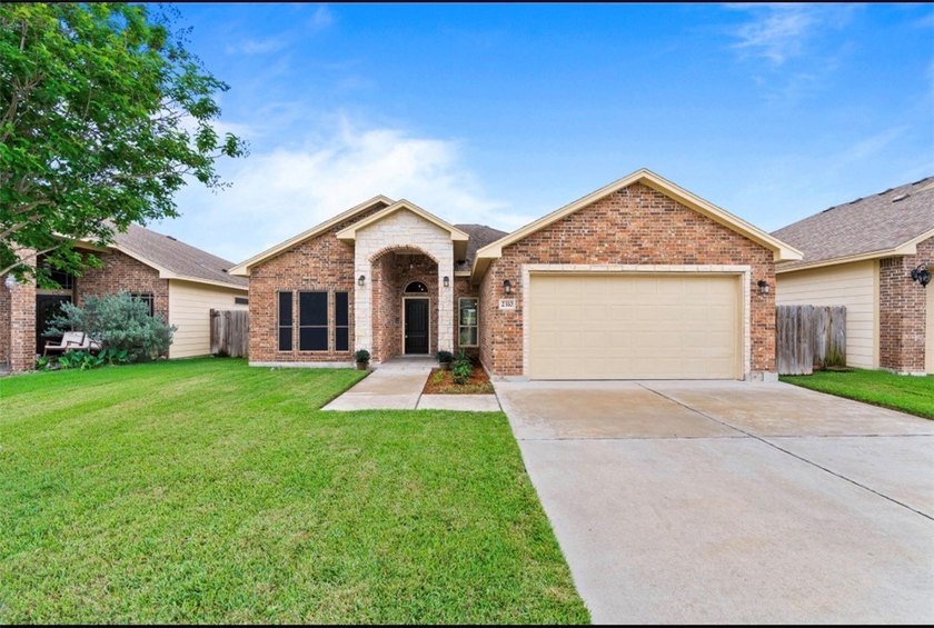 Lovely home in popular Southside Corpus Christi. Spacious open - Beach Home for sale in Corpus Christi, Texas on Beachhouse.com