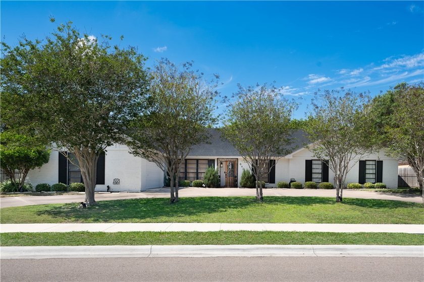 Perfectly positioned on the Country Club golf course, this - Beach Home for sale in Corpus Christi, Texas on Beachhouse.com