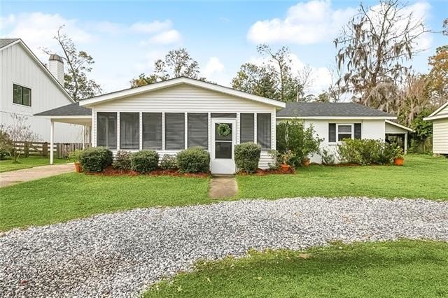 Welcome to this delightful home set on a spacious 75 x 140 lot - Beach Home for sale in Mandeville, Louisiana on Beachhouse.com