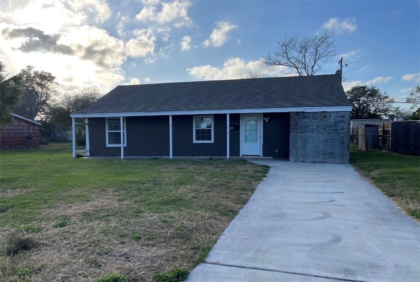 Welcome home! The inviting living room is filled with abundant - Beach Home for sale in Port Lavaca, Texas on Beachhouse.com